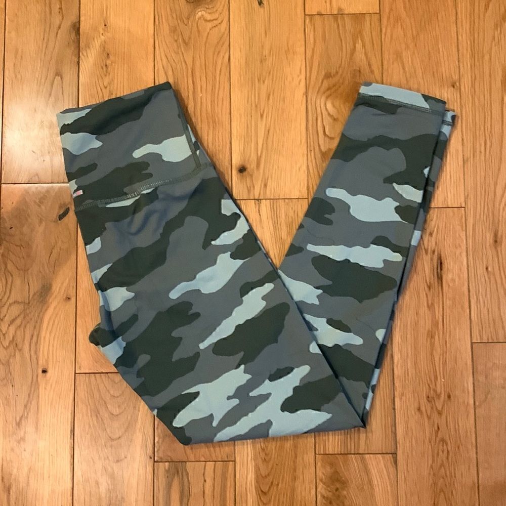 Aerie EUC green camo leggings Size small short